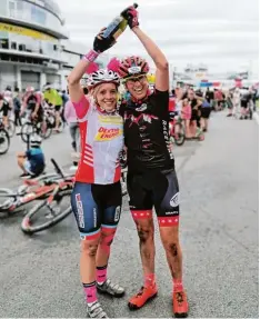  ?? Foto: Anton Steinhart ?? Zusammen mit ihrer neuen Freundin Nele Dönneweg genoss Stefanie Steinhart (rechts) im Ziel die Sektdusche.