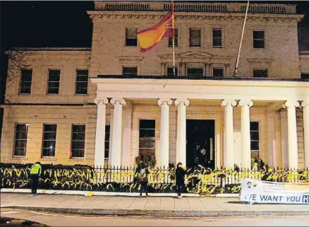  ?? CDR LONDON / ACN ?? Un grupo de independen­tistas puso lazos amarillos en la embajada de España en Londres