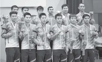  ?? Gambar BERNAMA ?? PEMAIN badminton Malaysia bergambar bersama selepas mendapat Tempat Ketiga pada Kejohanan Badminton Asia 2018 (BATC) di Stadium Sultan Abdul Halim pada Ahad. -