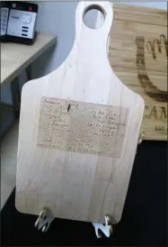  ?? LAUREN HALLIGAN - MEDIANEWS GROUP ?? An engraved cutting board featuring a handwritte­n recipe is displayed at Saratoga Custom Engraving.