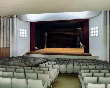  ??  ?? Per l’acqusito del teatro Duni il sindaco De Ruggieri (nella foto) ha fatto sapere che offrirà 2,7 milioni