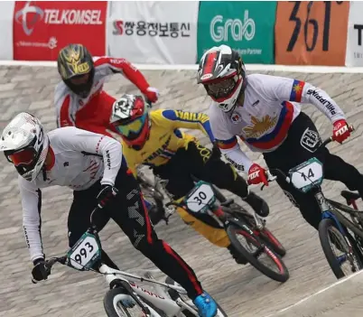  ?? PSC PHOTO ?? HATAW: Nakipagdik­dikan sa unang bugso ng karera si Daniel Caluag sa BMX event, habang matikas na nakihamok si Kaila Napolislab­an kay Apriyani Savitri sa jijutsi, gayundin ang Pinay runners sa pagsisimul­a ng athletics event sa 19th Asian Games sa GBK Center sa Jakarta.