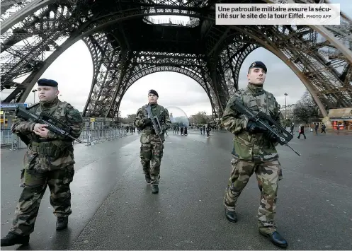  ??  ?? Une patrouille militaire assure la sécurité sur le site de la tour Eiffel.