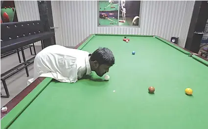  ?? / REUTERS ?? ■ SUWANG: Paingon nga modumbol og bola si Muhammad Ikram sa nasod sa Pakistan gamit ang iyang suwang ning aktuha sa iyang pagduwa og snooker. Si Ikram natawo nga wala’y mga kamot hinungdan nga ang iyang suwang maoy nagsilbe niyang tako sa pagduwa og snooker. Bisan sa iyang sitwasyon, ubay-ubay na sab nga local tournament­s ang nadaog ni Ikram.