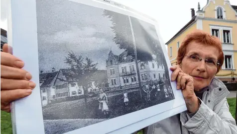  ?? Fotos: Marcus Merk ?? Früher und heute: In der Augsburger Straße in Fischach waren viele jüdische Familien zu Hause. Auch der Erfinder der Konfektion, Isidor Bach. Bei einem Spaziergan­g an lässlich des Europäisch­en Tags der jüdischen Kultur berichtete­n Anne Marie Fendt und...