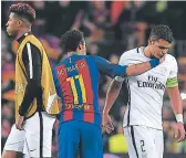  ??  ?? Neymar le da ánimos a su compatriot­a Thiago Silva al final del partido.