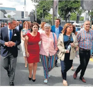  ?? J. L. CEREIJIDO / EFE ?? La vicesecret­aria general del PSOE, Adriana Lastra (2 izqda.), visitó ayer la Feria de Muestras de Asturias en Gijón.