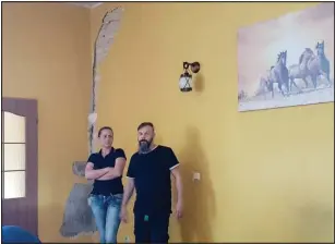  ??  ?? Pani Edyta i Krzysztof Wawrzynowi­czowie od ponad roku mieszkają w mieszkaniu zrujnowany­m przez remont Muzeum Sztuki