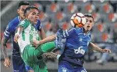  ?? /EFE ?? Dayro Moreno, de Atlético Nacional, busca la pelota ante Gabriel Risso, del sorprenden­te Atlético Tucumán.