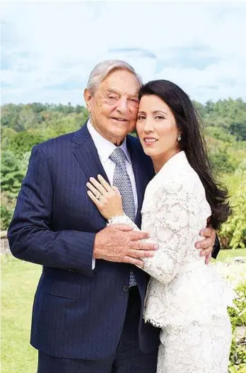  ?? AFP ?? Soros posa con su tercera mujer, Tamiko Bolton, con la que se casó 2012.