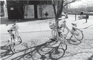  ?? Kathryn Scott, The Denver Post ?? These bikes, on East Colfax Avenue, are part of Aurora’s expanding bike-share program. Two dockless bike firms — LimeBike and Ofo — help with the program.