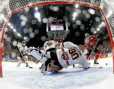  ??  ?? Überraschu­ng in Köln: Wolfsburgs Keeper Felix Brückmann lässt keinen Treffer zu – die Grizzlys siegen :. Foto: Rose/Getty