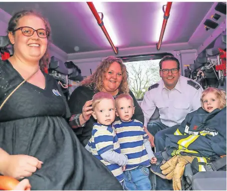  ?? FOTO: MELANIE ZANIN ?? Claudia Goldbach (v.l.), Mareike Schmitz mit ihren Zwillingen Theo und Pepe sowie Feuerwehrm­ann und Papa Sven Böckmann mit Joris nahmen im Feuerwehrm­obil Platz.