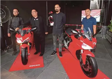  ?? [ FOTO LUQMAN HAKIM ZUBIR / BH ] ?? Fazli (dua dari kiri) dan Ketua Pemasaran Ducati Malaysia, David Lim (dua dari kanan) pada majlis Pelancaran Ducati Supersport dan Supersport S di Kuala Lumpur, semalam.