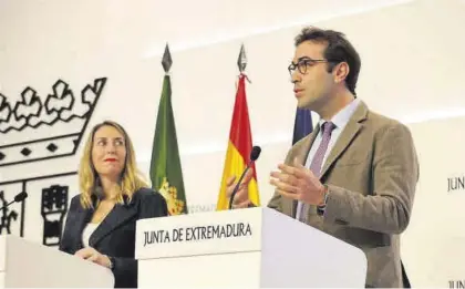  ?? CARLOS RAMOS ?? La presidenta de la Junta de Extremadur­a, María Guardiola, junto al ministro, Carlos Cuerpo, ayer en Mérida.