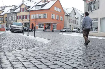  ??  ?? Insbesonde­re die Bindstraße (linkes Bild) ist für Gertrud Ress (rechtes Foto) ein Problem: Die Pflasterun­g macht ihr zu Schaffen.