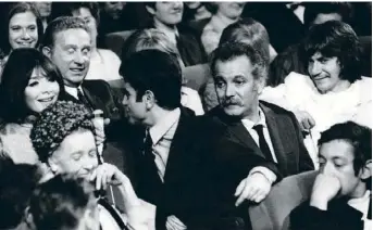  ??  ?? Guy Béart assiste à un concert en compagnie de Charles Trenet, Juliette Gréco, Georges Brassens et Serge Gainsbourg, aux environs de 1960.