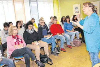  ?? FOTO: HELGA WIECHERT ?? Die Gäste schreiben fleißig mit, um ja nichts zu von den vielen guten Ratschläge­n und Informatio­nen zu vergessen, die Jutta Martin ihnen mit auf den Weg gibt.