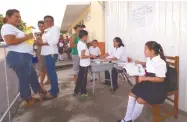  ?? Foto: Agencia Reforma ?? Maestros de una primaria en Tapachula dan clases afuera del plantel afectado por el sismo./