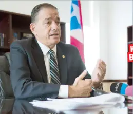  ??  ?? HAY QUE ENMENDAR Henry Neumann mira como ejemplo a estados de nación americana que han implementa­do el proyecto.