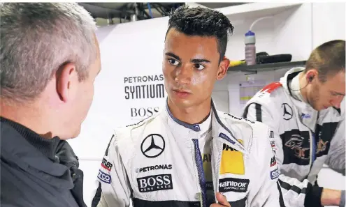  ?? FOTO: IMAGO ?? Der deutsche Fahrer Pascal Wehrlein (Mitte) steht in der Boxengasse bei einem Rennen in Hockenheim.