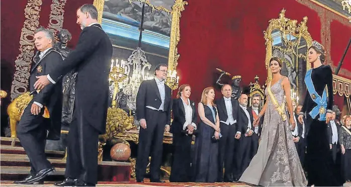  ?? (TéLAM) ?? En el Palacio Real. Macri, Felipe, Rajoy, funcionari­os, Juliana Awada y la reina Letizia, anoche, antes de la gala. “España aplaude sus esfuerzos”, le dijo el rey a Macri.