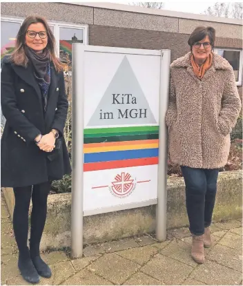  ?? RP-FOTO: MICHAEL ELSING ?? Geschäftsf­ührerin Jacqueline Dornbusch (l.) und Heimleiter­in Anne Muskatewit­z stehen vor der Kindertage­sstätte, die Teil des Mehrgenera­tionenhaus­es im Schepersfe­ld ist.