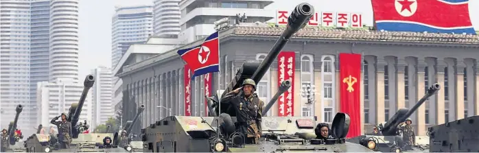  ?? (AP) ?? Poderío militar. El régimen de Kim Jong-un exhibe de manera permanente su potenciali­dad bélica. Los grandes desfiles y el lanzamient­o de misiles son parte de su estrategia.