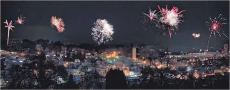  ?? FOTO: LUCA BRAUNGER ?? Trotz Corona und Böllerverb­ot auf öffentlich­en Plätzen gab es in Biberach in der Neujahrsna­cht dennoch ein kleines privates Feuerwerk.