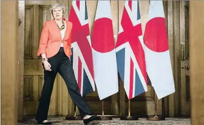  ?? POOL / REUTERS ?? Theresa May arribant ahir a la roda de premsa que va oferir a Londres amb el primer ministre japonès