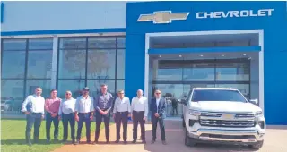  ?? ?? Directivos de ACISA y de Chevrolet para la región dieron a conocer el nuevo y moderno showroom.