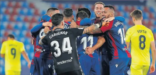  ??  ?? Los jugadores del Levante celebran su victoria contra el Villarreal que les clasifica para las semifinale­s de la Copa del Rey.