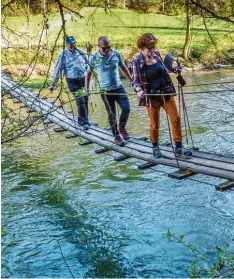  ?? Foto: Budjarek ?? Auch so kann man Renaturier­ung erleben: Hängesteg über die Wertach.