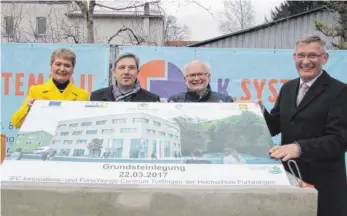  ?? FOTO: CHRISTIAN GERARDS ?? Bei der Grundstein­legung für das Innovation­s- und Forschungs­zentrum in Tuttlingen (von links): Friedlinde GurrHirsch, Stedan Bär, Prof. Rolf Schofer und Michael Beck.