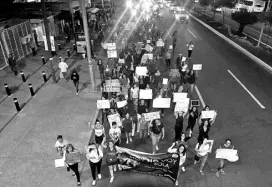  ??  ?? Una centena de mujeres marcharon conmemoran­do el Día Internacio­nal de la Mujer. Alfonso Berber