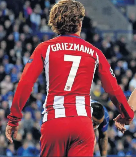  ??  ?? INCANSABLE­S. Griezmann y Koke se felicitan durante el partido jugado en Leicester. Ambos futbolista­s son fundamenta­les p