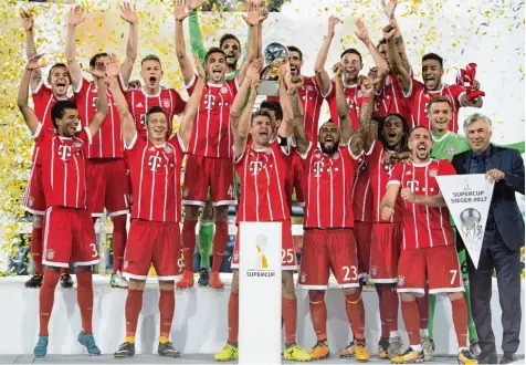  ?? Foto: Marius Becker, dpa ?? Der FC Bayern im Konfettire­gen: Zum sechsten Mal haben die Münchner den Supercup, das Duell Meister gegen Pokalsiege­r, gewonnen.