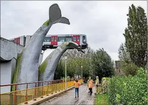  ??  ?? Le conducteur du métro doit sa survie à la présence de cette sculpture.