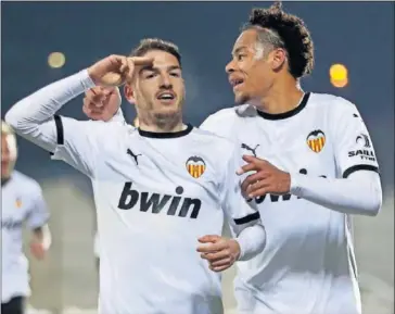  ??  ?? Manu Vallejo celebra su gol en Las Rozas, tras ejecutar una falta directa.