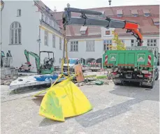  ?? FOTO: MÄGERLE ?? Die Fotos vom Brunnenabb­au zeigten, „dass dieser so sorglos vorgenomme­n wurde, wie man ihn allenfalls für eine Entsorgung und nicht für einen Wiederaufb­au braucht“, schreibt der Schöpfer des Brunnens.