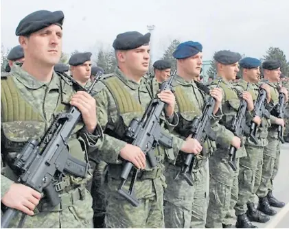  ?? ?? ¿A Malvinas?. Soldados kosovares irían llevados por Gran Bretaña, para entreamien­to militar en las islas.