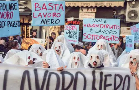  ??  ?? La mobilitazi­one La manifestaz­ione dell’ex Opg in via Tribunali per i precari di Napoli Sotterrane­a .