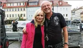  ??  ?? Antje Klann singt am Sonnabend und moderiert auch. Wie Veranstalt­er Henry Arzig hofft sie auf besseres Wetter zum „Schlagerol­ymp“. Gestern hat der Bühnenaufb­au (zu sehen im Hintergrun­d) auf dem Markt im Regen stattgefun­den. Foto: Birgit Schellbach