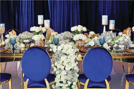  ??  ?? 01 ABOVE A profusion of white gypsophila­s, local roses, snapdragon­s and Ecuadorian roses in glass-and-gold vases adorn the table, forming the cascading floral arrangemen­t in the middle of the tablescape.