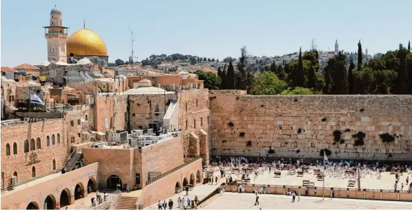  ?? Foto: Roland Holsch/dpa ?? Zur Klagemauer kommen Juden, um zu beten, der Felsendom gehört zu den islamische­n Hauptheili­gtümern. Außerdem gibt es in Jerusalem mehr als 150 christlich­e Kirchen. In der Stadt prallen drei Weltreligi­onen auf einander. Die Illertisse­rin Tamara Franz...