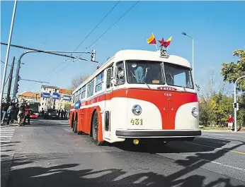  ??  ?? Pamětník Na novou trolej v Prosecké ulici se k příležitos­ti výročí 45 let od ukončení provozu trolejbusů připojil i historický vůz Tatra T400. Ten naposledy odvezl cestující v noci na 16. října 1972.