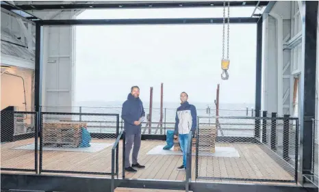  ?? FOTOS: ANDY HEINRICH ?? Bürgermeis­ter Daniel Enzensperg­er (rechts) zeigt sich im Gespräch mit Andreas Wenzler, technische­r Leiter Sachgebiet Hochbau, ob des Baufortsch­rittes und der Optik der neuen Bühne in der Halle 1 begeistert.