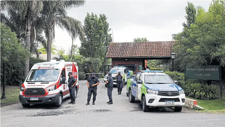  ??  ?? El frente del barrio San Andrés, en Tigre, con la presencia de ambulancia­s y policía ante el llamado por el deceso de Maradona