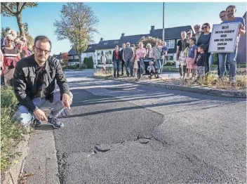  ?? FOTO: HANS-JÜRGEN BAUER ?? Familienva­ter Jörg Otto soll sich finanziell an der Sanierung des Düsselring­s in Mettmann beteiligen. Er und seine Nachbarn haben sich gegen zu hohe Anwohnerbe­iträge gewehrt – nun sollen sie weniger bezahlen.