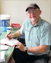 ?? LVN171219s­ales5 ?? John Saulbrey takes care of some paperwork in the office at the Levin saleyards.